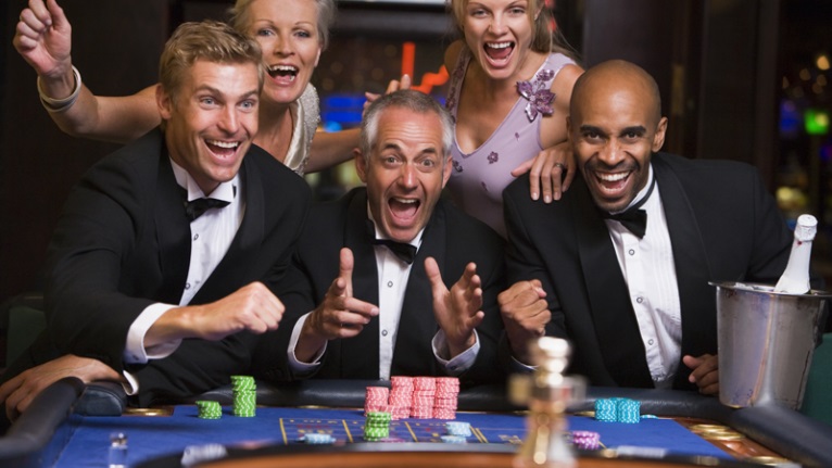 joueurs de roulette dans un casino